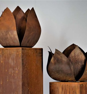 Cortenstalen urn - Tulp groot sfeerbeeld